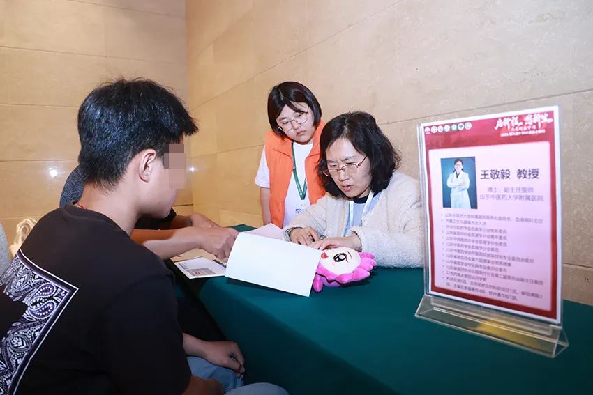 志愿者录丨“敬”畏生命仁心仁术，“毅”然前行传承国医